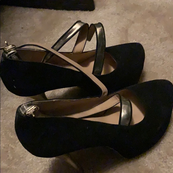Suede cross strap 4.5 inch pump size 9.5 - Picture 4 of 4
